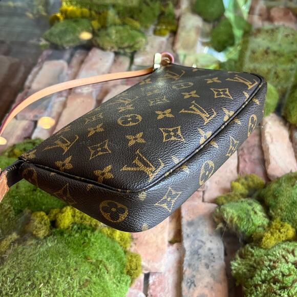LOUIS VUITTON Pochette Accessories Vintage Monogram Canvas Shoulder Bag - Picture 5 of 10